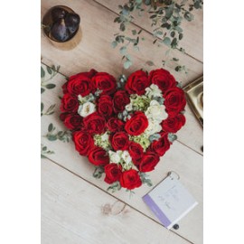 Be Mine, arreglo de flores en corazón con rosas rojas.