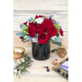 Romina, rosas rojas y mini rosas blancas