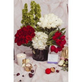 Valeria, arreglo floral con 50 rosas y tulipanes .