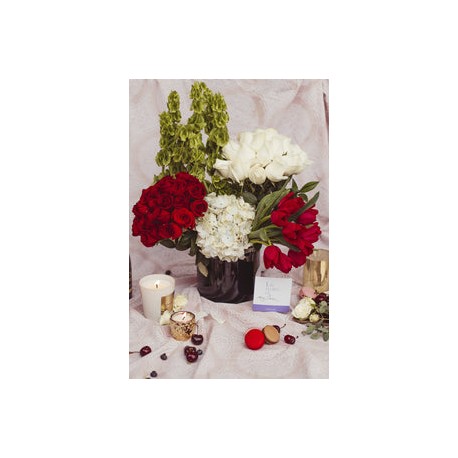 Valeria, arreglo floral con 50 rosas y tulipanes .