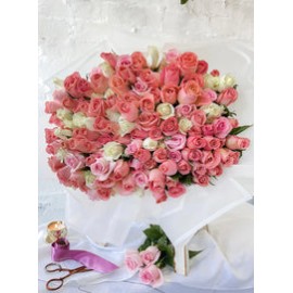Bianca, 150 rosas en ramo envueltas en papel.