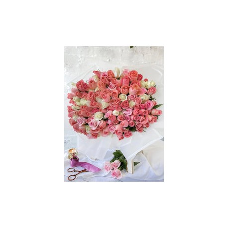 Bianca, 150 rosas en ramo envueltas en papel.