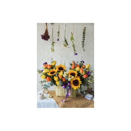 Abril, colorido  arreglo floral en canasta con girasoles