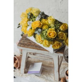 Regina, caja libro con flores amarillas