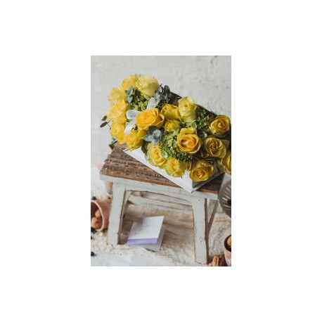 Regina, caja libro con flores amarillas