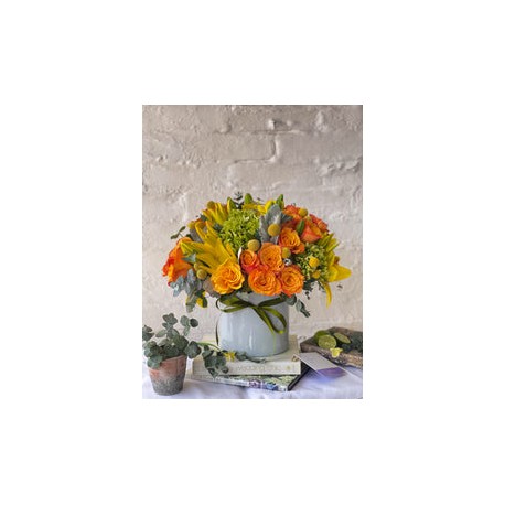 Evelyn, rosas en color y lilys amarillas