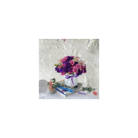 Ana, arreglo floral con orquídeas y lisianthus .