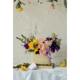 Isabela, colorida cesta de flores.