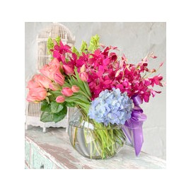 Margaret, arreglo floral con tulipanes, orquídeas y rosas.