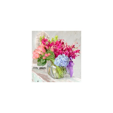 Margaret, arreglo floral con tulipanes, orquídeas y rosas.