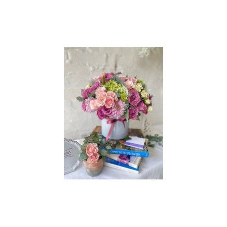 Bridget, arreglo de rosas y flores de temporada.