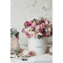 Catalina, caja con orquídeas, rosas y finas flores.