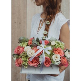 Chelsea, caja tipo libro con rosas en tono pastel.