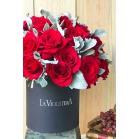 Londres, caja negra con rosas rojas y follaje