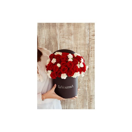 Milán, caja con rosas rojas y mini rosas
