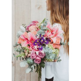 Anastacia, ramo en fino papel con  de flores de temporada .
