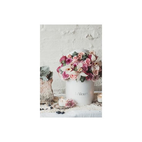 Catalina, caja con orquídeas, rosas y finas flores.
