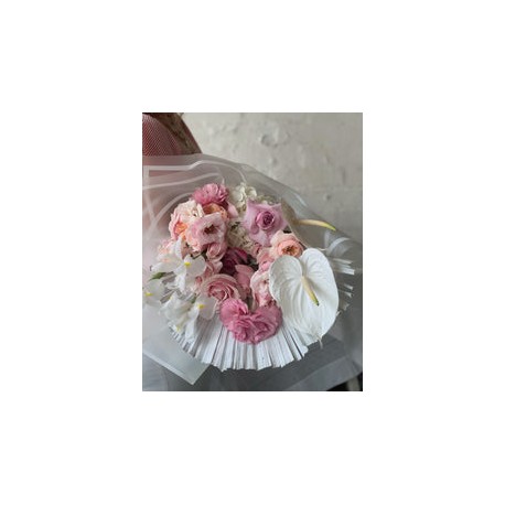 Olivia, rosas rosas, lisianthus y anthuriums blancas