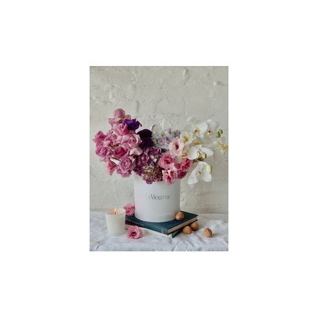 Liria, caja con rosas, lisianthus y orquídeas