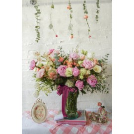 Sara, arreglo con peonías, lisianthus, rosa, orquídea, hortensia, tulipanes y rosa inglesa