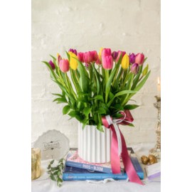 Violeta, alegre arreglo floral  con 30 tulipanes