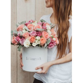 Marian, caja con rosas en diferentes tonos .