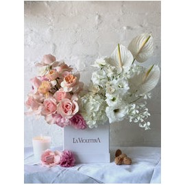 Daría, arreglo floral en caja con rosas inglesa y otras flores