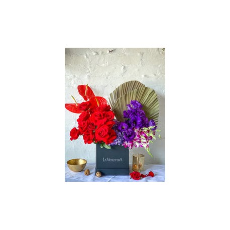 Milena, caja con rosas rojas y lisianthus morados