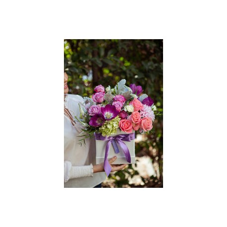 Karen, caja con tulipanes, rosas, hortensias