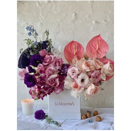 Melani, caja con rosas, anturios, lisianthus y  mas flores .