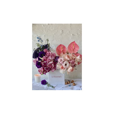 Melani, caja con rosas, anturios, lisianthus y  mas flores .
