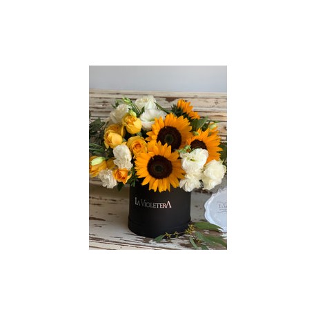 Siena, caja con girasoles, rosas y lisianthus