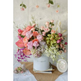 Greta, caja con peonías, anturios, rosa inglesa, orquídeas, tulipanes y hortensias