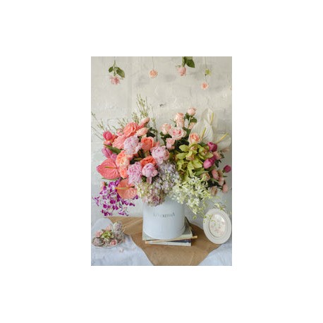 Greta, caja con peonías, anturios, rosa inglesa, orquídeas, tulipanes y hortensias