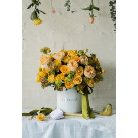 Lily,  rosas inglesas , lisianthus  y rosas.