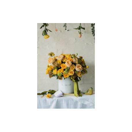 Lily,  rosas inglesas , lisianthus  y rosas.