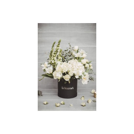 Cielo, caja con tulipanes, rosas y hortensias.