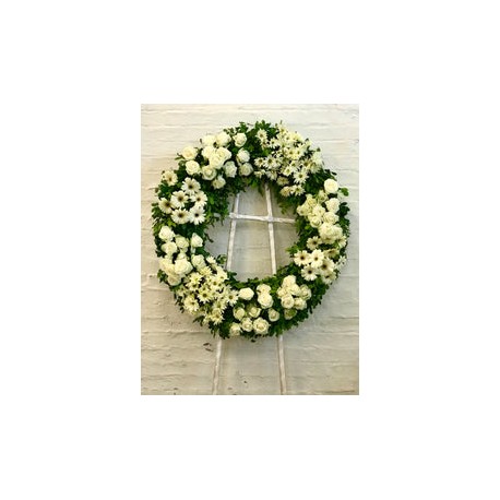 Consuelo, corona con rosas y variedad de flores naturales