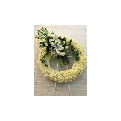 Sentimiento, corona cubierta de flores