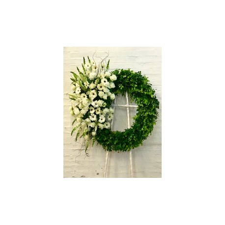 Fé, corona de follaje verde con flores blancas al costado