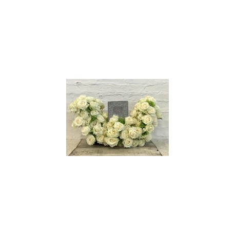 Porta urna con rosas y flores variadas