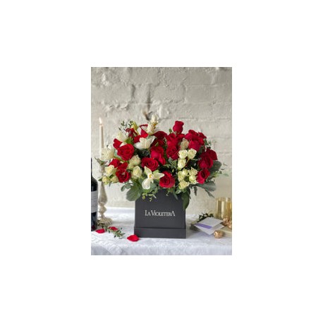 Alana, caja con tulipanes rojos y rosas