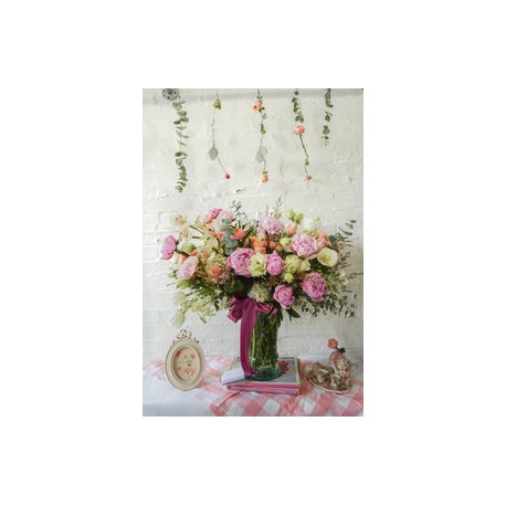 Sara, arreglo con peonías, lisianthus, rosa, orquídea, hortensia, tulipanes y rosa inglesa