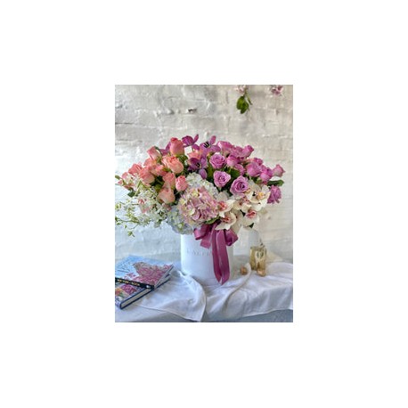 Emma, caja extra grande con flores finas.