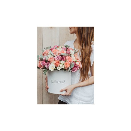 Marian, caja con rosas en diferentes tonos .