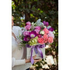 Karen, caja con tulipanes, rosas, hortensias