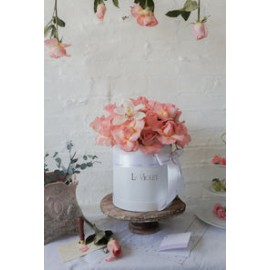 Amelia, arreglo floral en caja con rosa