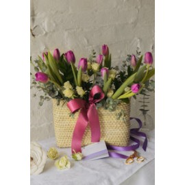 Priscila, canasta con tulipanes
