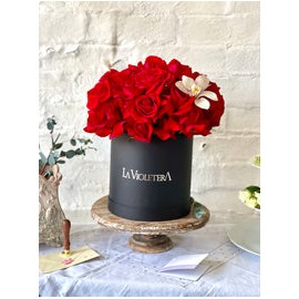 Julieta, caja con rosas rojas
