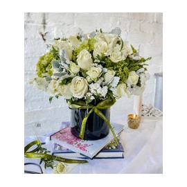 Paula, arreglo de flores con rosas y follajes.